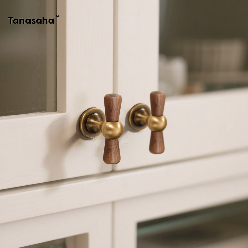 Vintage Furniture Hardware Pulls - Manija de latón de nogal Vintage,
